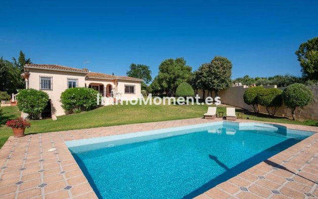 Resale - Detached villa - Estepona - Estepona Centro