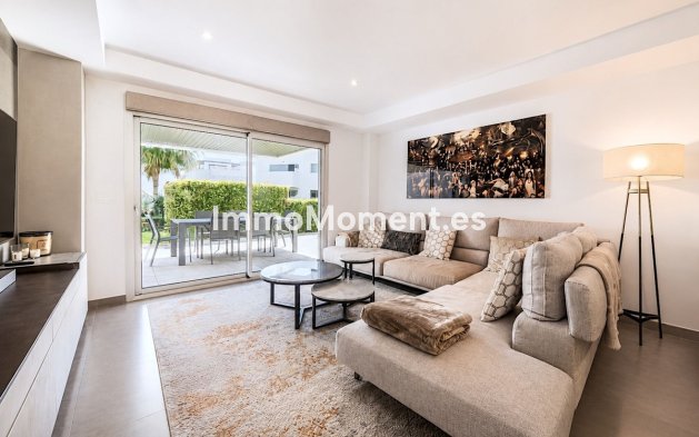 Resale - Apartment - Estepona - Atalaya