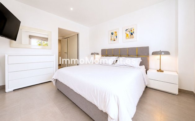 Resale - Apartment - Estepona - Atalaya
