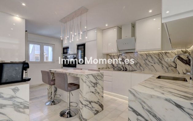 Resale - Detached villa - Estepona - Estepona Centro