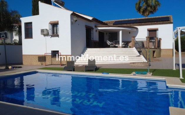 Wiederverkauf - Freistehende Villa -   Inländisch - Alhaurín el Grande Centro