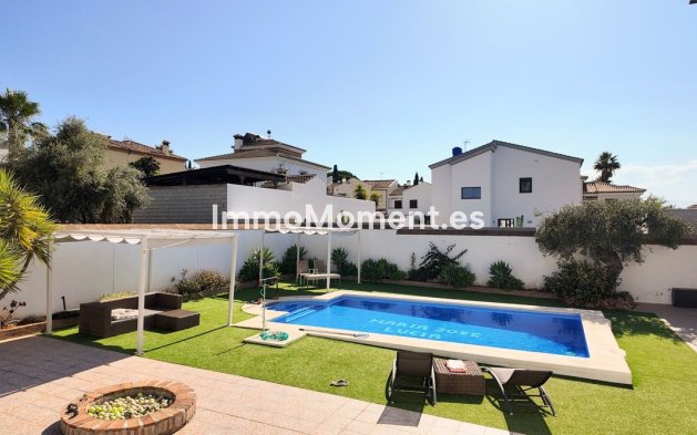 Wiederverkauf - Freistehende Villa -   Inländisch - Alhaurín el Grande Centro