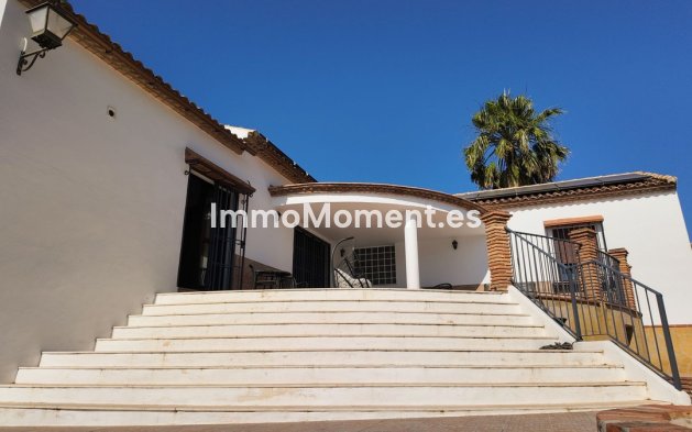 Wiederverkauf - Freistehende Villa -   Inländisch - Alhaurín el Grande Centro