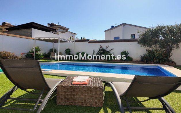 Wiederverkauf - Freistehende Villa -   Inländisch - Alhaurín el Grande Centro