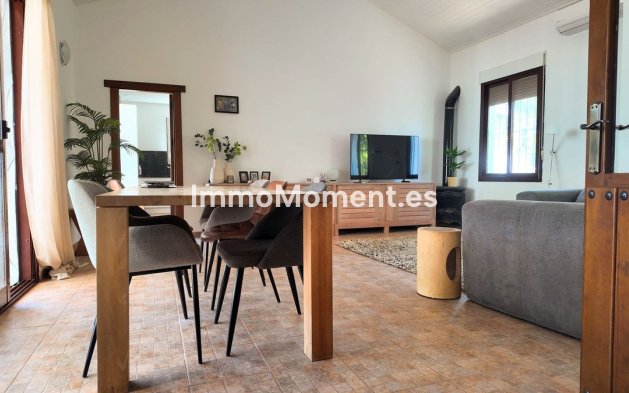Wiederverkauf - Freistehende Villa -   Inländisch - Alhaurín el Grande Centro