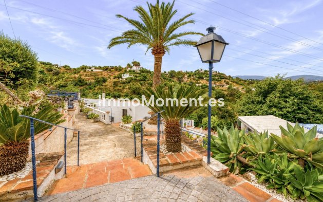 Wiederverkauf - Freistehende Villa -   Inländisch - Alhaurín el Grande Centro