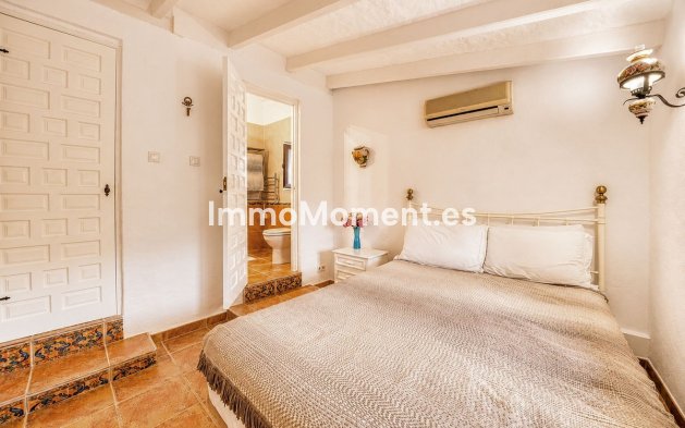 Wiederverkauf - Freistehende Villa -   Inländisch - Alhaurín el Grande Centro