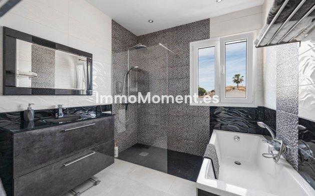 Resale - Detached villa - Estepona - Estepona Centro