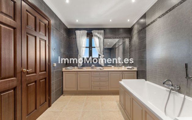 Resale - Detached villa - Estepona - Estepona Centro