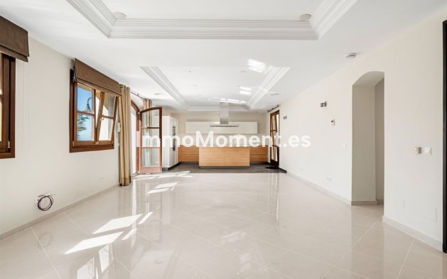 Resale - Detached villa - Estepona - Estepona Centro
