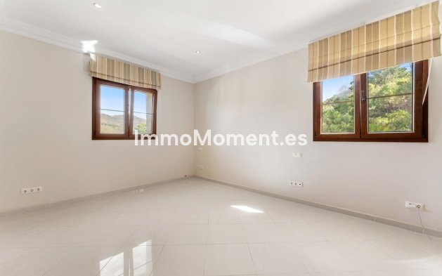 Resale - Detached villa - Estepona - Estepona Centro