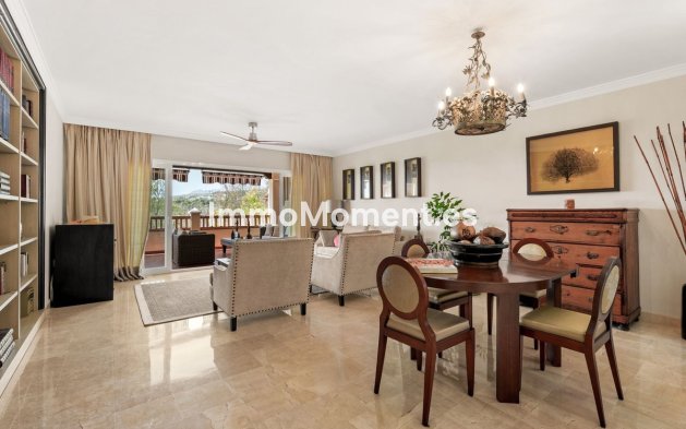 Resale - Apartment - Estepona - Atalaya