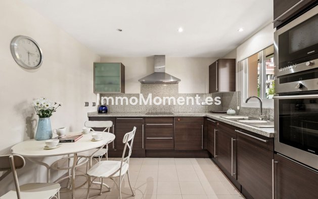 Resale - Apartment - Estepona - Atalaya