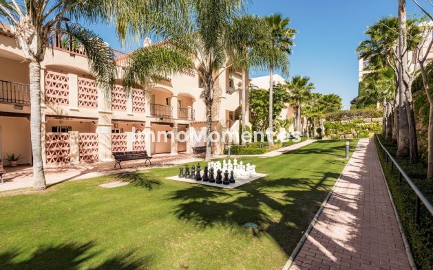 Resale - Apartment - Estepona - Atalaya
