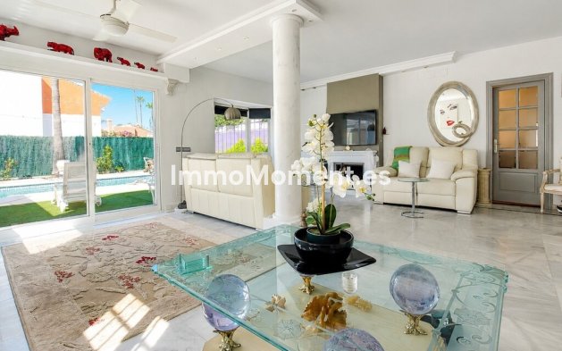 Reventa - Villa independiente - Estepona  - Atalaya