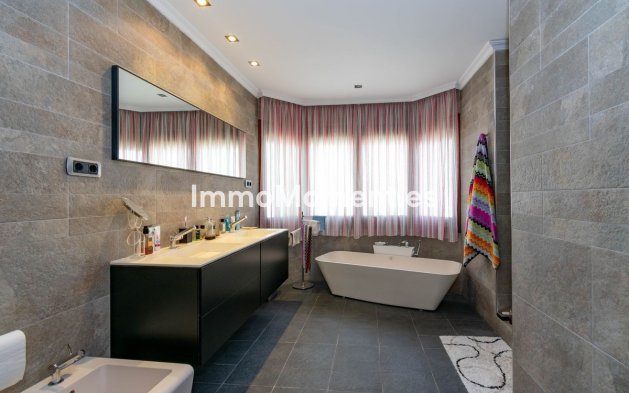 Resale - Detached villa - Estepona - Estepona Centro