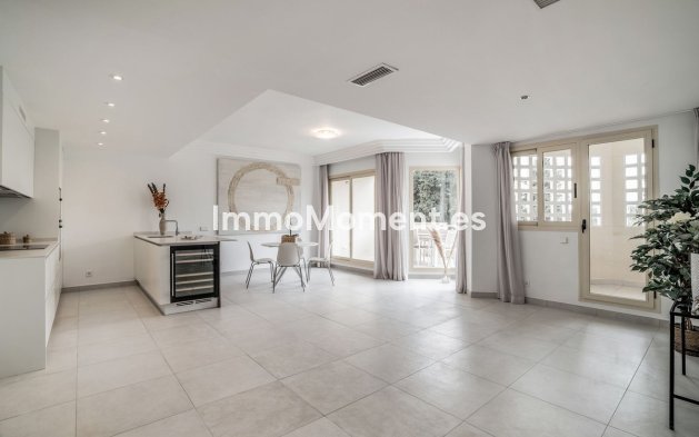 Resale - Apartment - Marbella - Nueva Andalucía