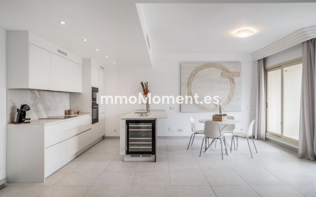 Resale - Apartment - Marbella - Nueva Andalucía