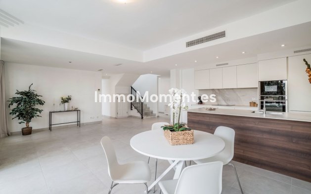 Resale - Apartment - Marbella - Nueva Andalucía