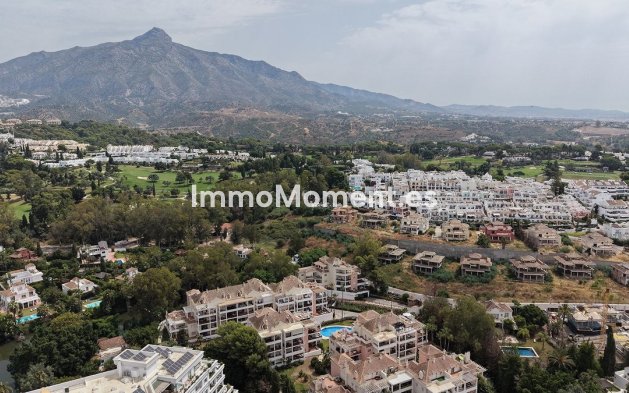 Resale - Apartment - Marbella - Nueva Andalucía