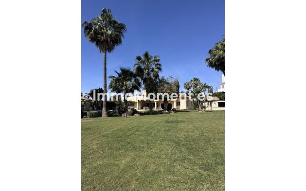 Resale - Detached villa - Estepona - Estepona Centro