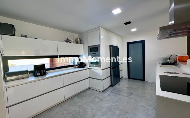 Resale - Detached villa - Marbella - Nueva Andalucía